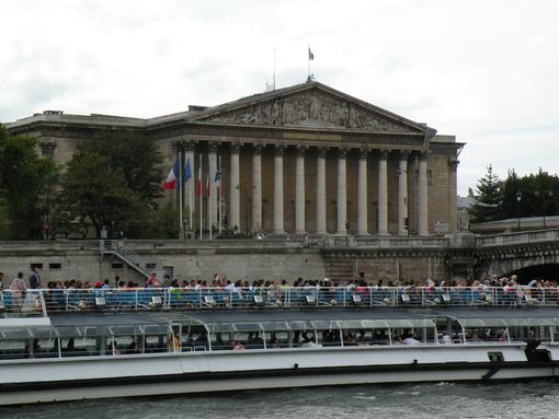  bateau mouche passant devant l'Assemblée Nationale